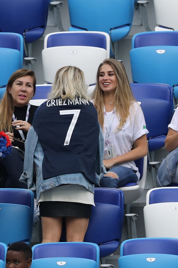 Maria Salaues (compagne de P. Pogba) et Erika Choperena (femme d'A. Griezmann) dans les tribunes lors du match de quart de finale de la Coupe du Monde Russia2018 "France - Uruguay (FIFA World Cup Russia2018)" au stade Nijni Novgorod. La France a gagné 2-0 et rencontrera la Belgique en demi-finale. Russie, le 6 juillet 2018. © Cyril Moreau/Bestimage