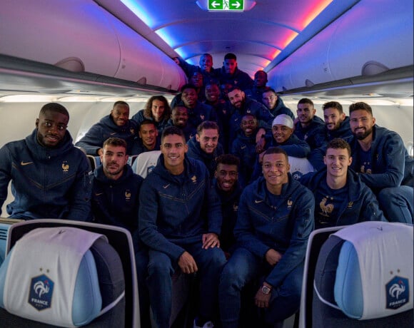 L'équipe de France de football pose à bord de l'avion qui doit les emmener au Qatar pour disputer la Coupe du monde 2022. Les 25 Bleus sont installés à bord de l'avion qui doit les emmener au Qatar. Ils seront rejoints par Randal Kolo Muani, jeudi matin, à Doha