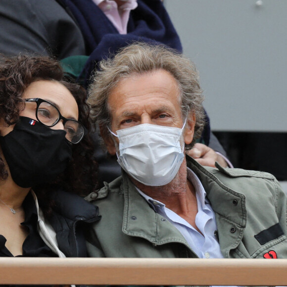 Stéphane Freiss, séparé de sa femme Ursula, s'affiche très proche d'une jeune femme lors des Internationaux de France de tennis à Roland Garros. Paris, le 1er Octobre 2020 © Dominique Jacovides / Bestimage.