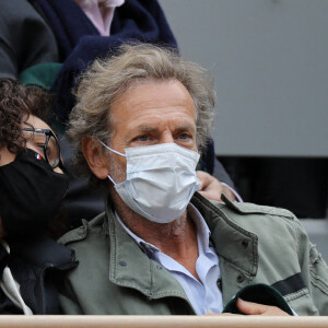 Stéphane Freiss, séparé de sa femme Ursula, s'affiche très proche d'une jeune femme lors des Internationaux de France de tennis à Roland Garros. Paris, le 1er Octobre 2020 © Dominique Jacovides / Bestimage.