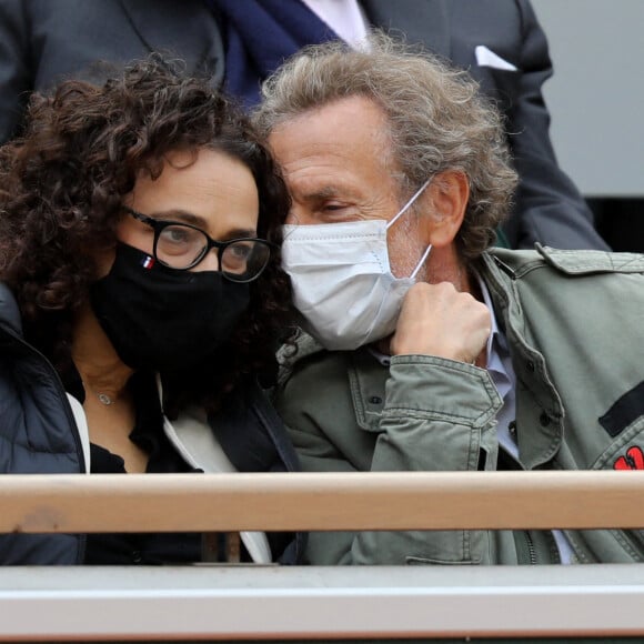 Stéphane Freiss, séparé de sa femme Ursula, s'affiche très proche d'une jeune femme lors des Internationaux de France de tennis à Roland Garros. Paris, le 1er Octobre 2020 © Dominique Jacovides / Bestimage.