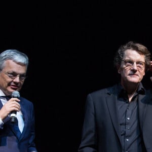 Francis Cabrel reçoit la décoration d'officier de l'ordre de la Couronne par le vice-premier ministre et ministre des affaires étrangères Didier Reynders lors de son concert au Palais 12 à Bruxelles, le 15 avril 2014.