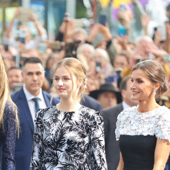 Le roi Felipe VI, la reine Letizia, la princesse Leonor et Sofia et L'infante Sofia d'Espagne reçoivent les lauréats du 30ème Prix Princesse des Asturies à l'hôtel Reconquista à Oviedo, Espagne, le 28 octobre 2022. 