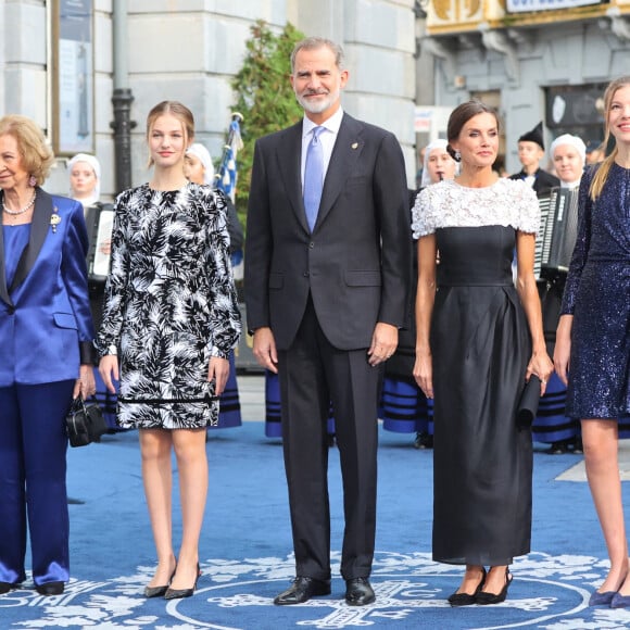 Le roi Felipe VI, la reine Letizia, la princesse Leonor et Sofia et L'infante Sofia d'Espagne reçoivent les lauréats du 30ème Prix Princesse des Asturies à l'hôtel Reconquista à Oviedo, Espagne, le 28 octobre 2022. 