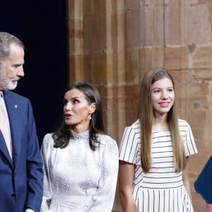 Le roi Felipe VI, la reine Letizia et L'infante Sofia d'Espagne reçoivent les lauréats du 30ème Prix Princesse des Asturies à l'hôtel Reconquista à Oviedo, Espagne, le 28 octobre 2022. 