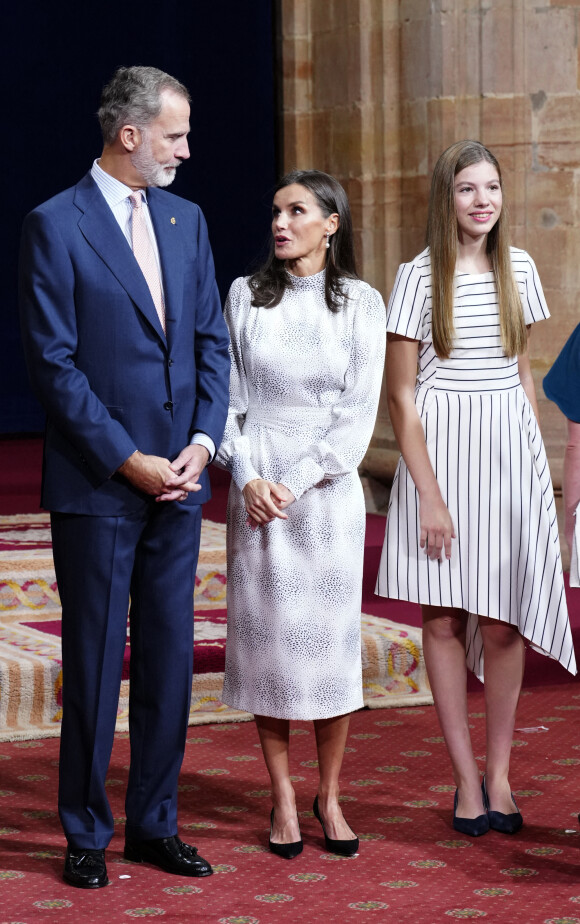 Le roi Felipe VI, la reine Letizia et L'infante Sofia d'Espagne reçoivent les lauréats du 30ème Prix Princesse des Asturies à l'hôtel Reconquista à Oviedo, Espagne, le 28 octobre 2022. 