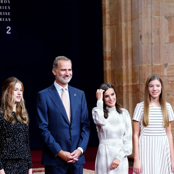 Le roi Felipe VI, la reine Letizia, la princesse Leonor et L'infante Sofia d'Espagne reçoivent les lauréats du 30ème Prix Princesse des Asturies à l'hôtel Reconquista à Oviedo, Espagne, le 28 octobre 2022. 