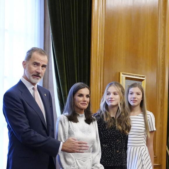 Le roi Felipe VI, la reine Letizia, la princesse Leonor et L'infante Sofia d'Espagne reçoivent les lauréats du 30ème Prix Princesse des Asturies à l'hôtel Reconquista à Oviedo, Espagne, le 28 octobre 2022. 