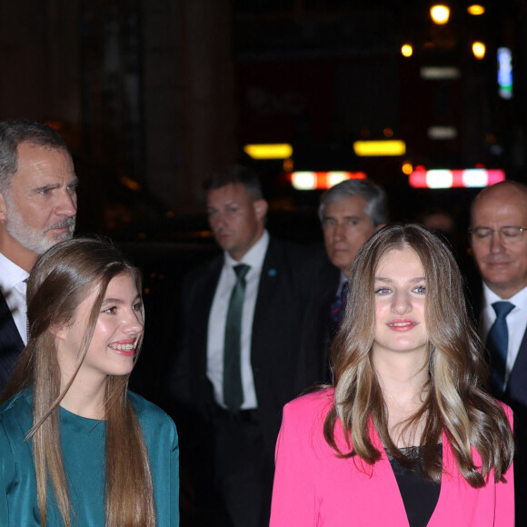 La reine Letizia, la princesse Sofia et la princesse Leonor d'Espagne à la sortie du concert de clôture du festival "XXX Musical Week" à Oviedo. Le 27 octobre 2022 