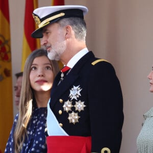 Le roi Felipe VI et la reine Letizia d'Espagne, accompagnés de l'Infante Sofia et du Premier ministre P.Sanchez, assistent à la parade militaire de la fête nationale à Madrid, le 12 octobre 2022.