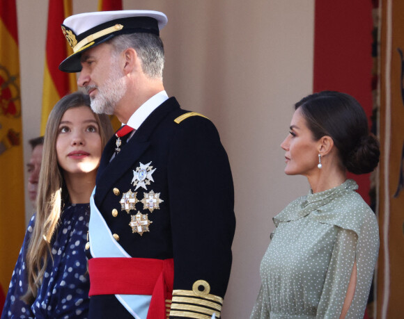 Le roi Felipe VI et la reine Letizia d'Espagne, accompagnés de l'Infante Sofia et du Premier ministre P.Sanchez, assistent à la parade militaire de la fête nationale à Madrid, le 12 octobre 2022.