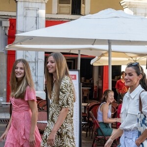 La princesse Leonor, L'infante Sofia d'Espagne, Le roi Felipe VI et la reine Letizia d'Espagne - La famille royale d'Espagne lors d'une balade dans le centre de Palma, loin du protocole le 10 août 2022. 