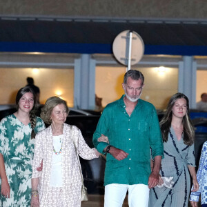 La princesse Sofia, la reine Sofia, le roi Felipe VI d'Espagne, la princesse Leonor, la princesse Irene et la reine Letizia - La famille royale espagnole va dîner au restaurant "Ola de Mar" à Palma de Majorque le 5 août 2022 