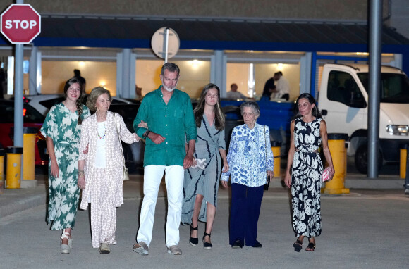 La princesse Sofia, la reine Sofia, le roi Felipe VI d'Espagne, la princesse Leonor, la princesse Irene et la reine Letizia - La famille royale espagnole va dîner au restaurant "Ola de Mar" à Palma de Majorque le 5 août 2022 