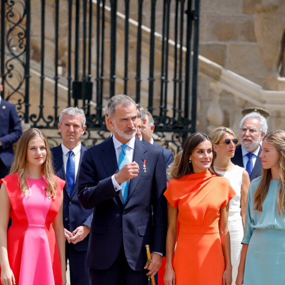Le roi Felipe VI et la reine Letizia d'Espagne, accompagnés de la princesse Leonor et de l'infante Sofia, assistent à l'offrande nationale à l'apôtre Saint-Jacques à Saint-Jacques-de-Compostelle, le 25 juillet 2022.