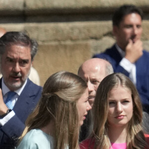 L'infante Sofia d'Espagne (robe bleue), La reine Letizia d'Espagne, La princesse Leonor - Le roi Felipe VI et la reine Letizia d'Espagne, accompagnés de la princesse Leonor et de l'infante Sofia, assistent à l'offrande nationale à l'apôtre Saint-Jacques-de-Compostelle, le 25 juillet 2022.