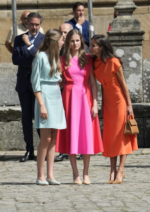 L'infante Sofia d'Espagne (robe bleue), La reine Letizia d'Espagne, La princesse Leonor - Le roi Felipe VI et la reine Letizia d'Espagne, accompagnés de la princesse Leonor et de l'infante Sofia, assistent à l'offrande nationale à l'apôtre Saint-Jacques-de-Compostelle, le 25 juillet 2022.