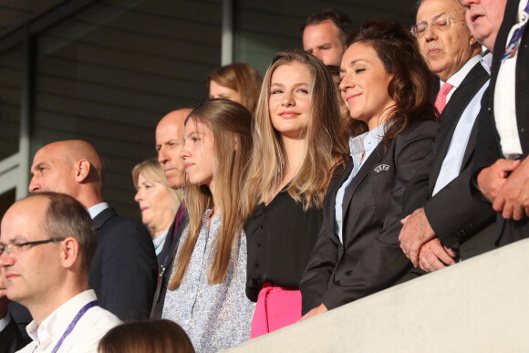 La princesse Leonor et la princesse Sofia d'Espagne sont allées rencontrer les joueuses à la fin du match de football "Danemark vs Espagne" du Women's European Football Championship au stade de Brentford. Le 16 juillet 2022 