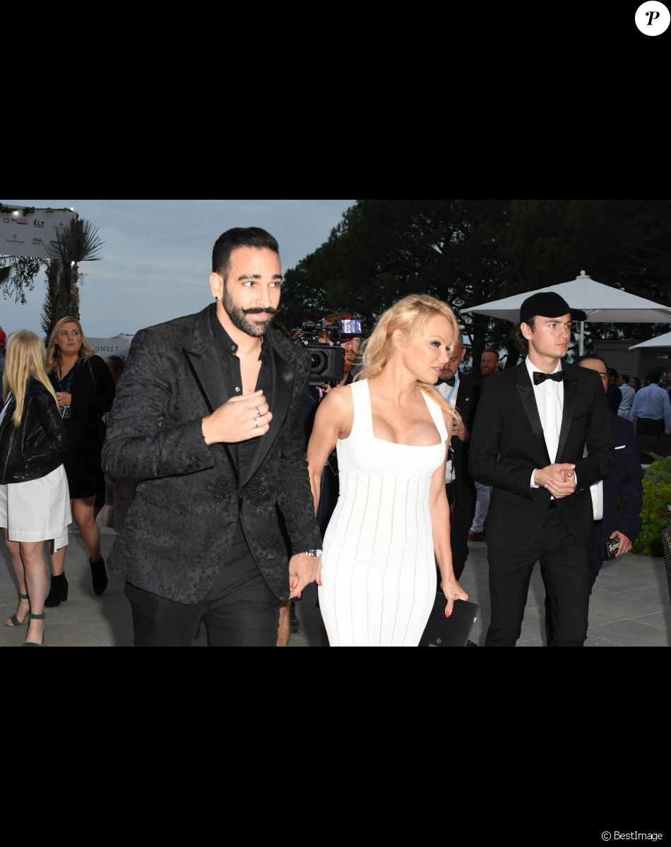 Pamela Anderson et son compagnon Adil Rami lors de la soirée Amber Lounge Monaco 2019 au profit de la fondation de Jackie Stewart "Race Against Dementia" à l'hôtel Méridien Beach Plaza à Monaco, le 24 mai 2019.