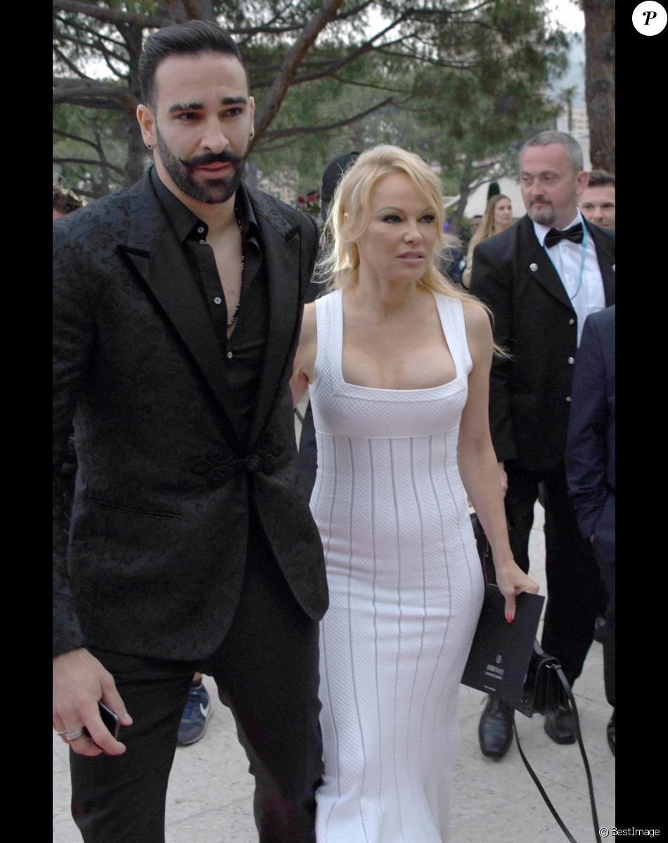 Pamela Anderson et son compagnon Adil Rami lors de la soirée Amber Lounge Monaco 2019 au profit de la fondation de Jackie Stewart "Race Against Dementia" à l'hôtel Méridien Beach Plaza à Monaco, le 24 mai 2019.