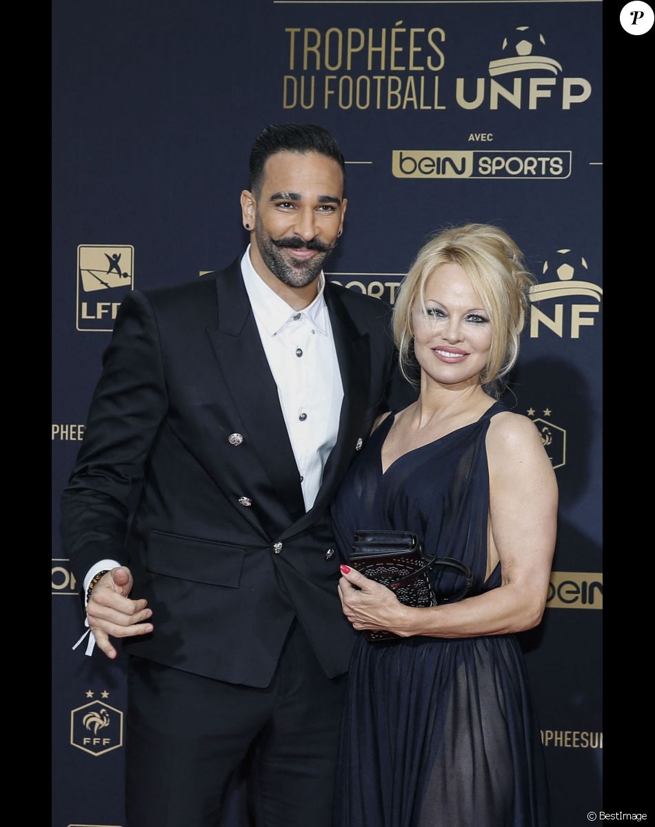 Adil Rami et sa compagne Pamela Anderson au photocall de la 28ème cérémonie des trophées UNFP (Union nationale des footballeurs professionnels) au Pavillon d'Armenonville à Paris, France.