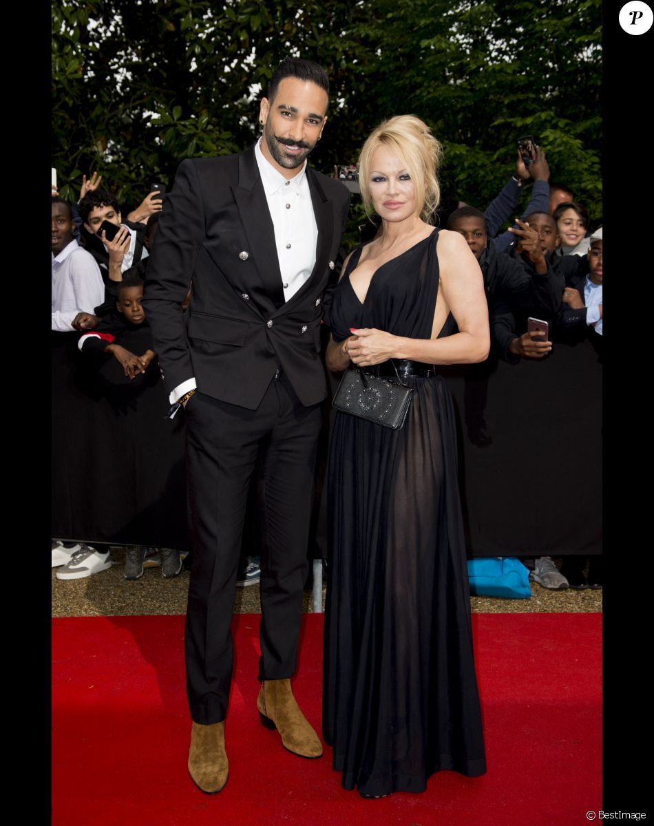 Adil Rami et sa compagne Pamela Anderson arrivent à la 28ème cérémonie des trophées UNFP (Union nationale des footballeurs professionnels) au Pavillon d'Armenonville à Paris, France, le 19 mai 2019.