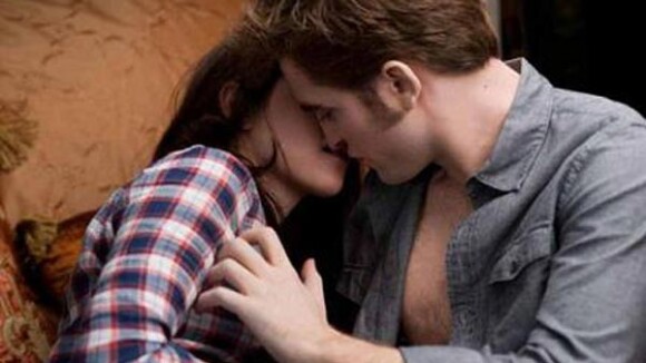 Découvrez Robert Pattinson et Kristen Stewart sur les photos torrides de "Twilight - Chapitre 3 : Hésitation" !