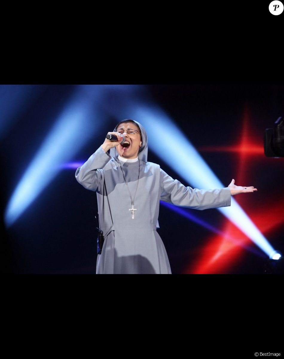 La soeur Cristina, la gagnante de "The Voice" Italie, tente sa chance au Bellisario Award 2014. Le 21 juin 2014