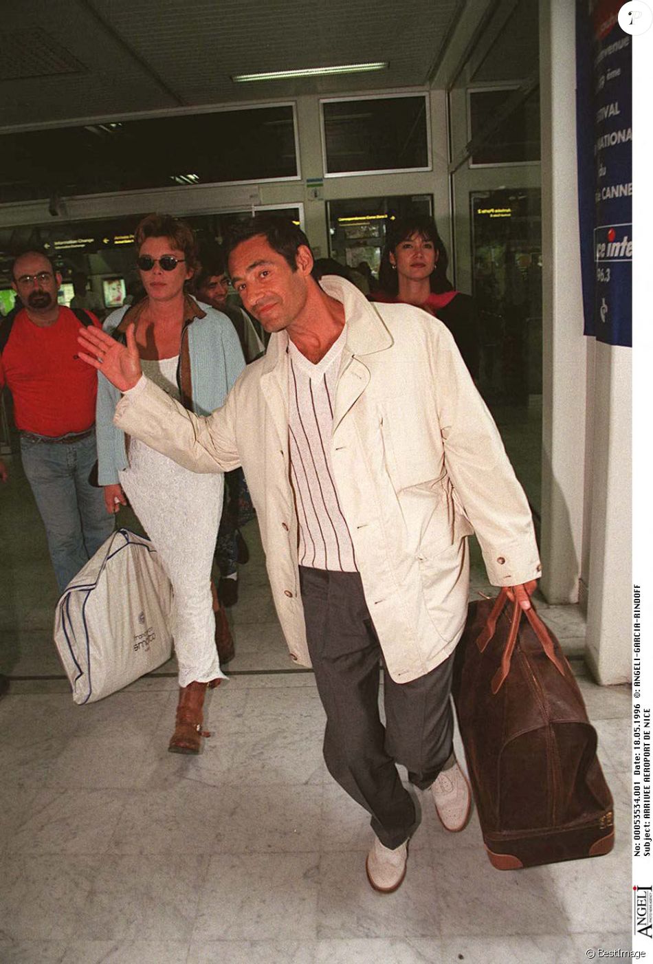 Gérard Lanvin et sa femme Jennifer arrivant à Cannes en 1996 - Purepeople