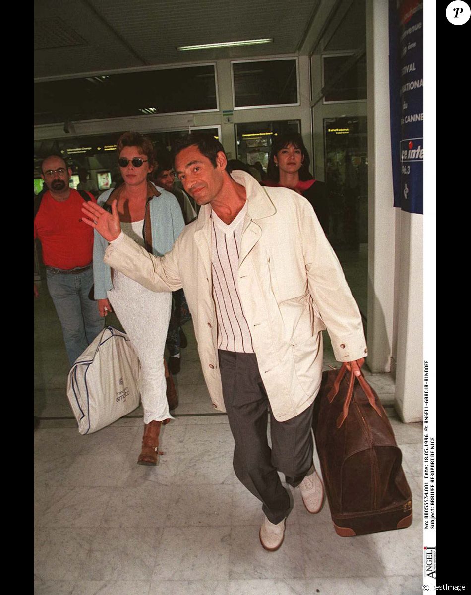 Gérard Lanvin et sa femme Jennifer arrivant à Cannes en 1996