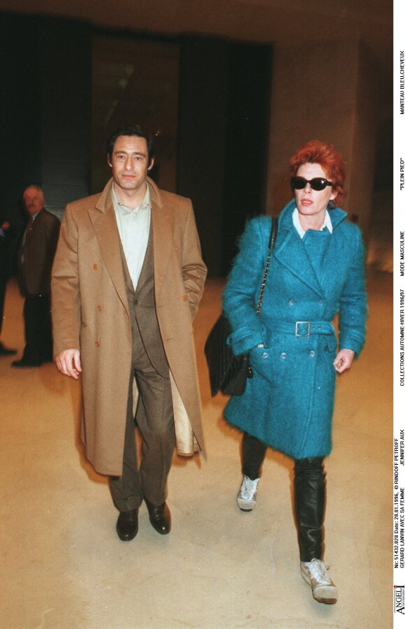 Gérard Lanvin et sa femme Jennifer lors d'un défilé de mode en 1996