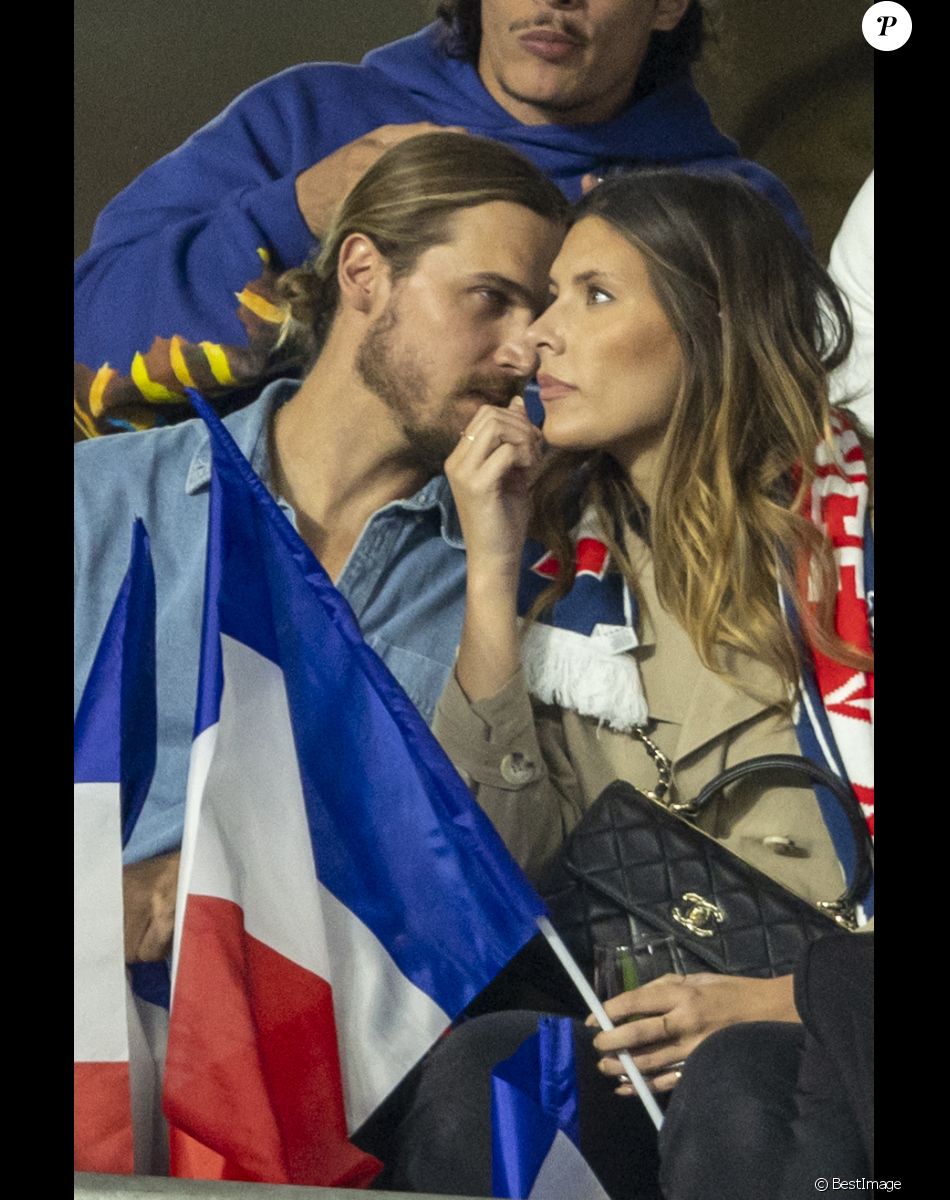 Camille Cerf (Miss France 2015) et son compagnon Théo Fleury - People dans les tribunes lors du match de la 5ème et avant-dernière journée de Ligue des nations entre la France et l'Autriche (2-0) au Stade de France à Saint-Denis le 22 septembre 2022.