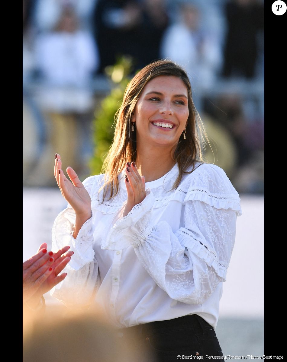 Camille Cerf (Miss France 2015 et ambassadrice du LGCT-LPEJ 2022) à la remise du prix de la première manche de la GCL présentée par la Mairie du 7ème (CSI 5) lors de la 8ème édition du "Longines Paris Eiffel Jumping" au Champ de Mars à Paris, le 24 juin 2022.© Perusseau/Gorassini/Tribeca/Bestimage