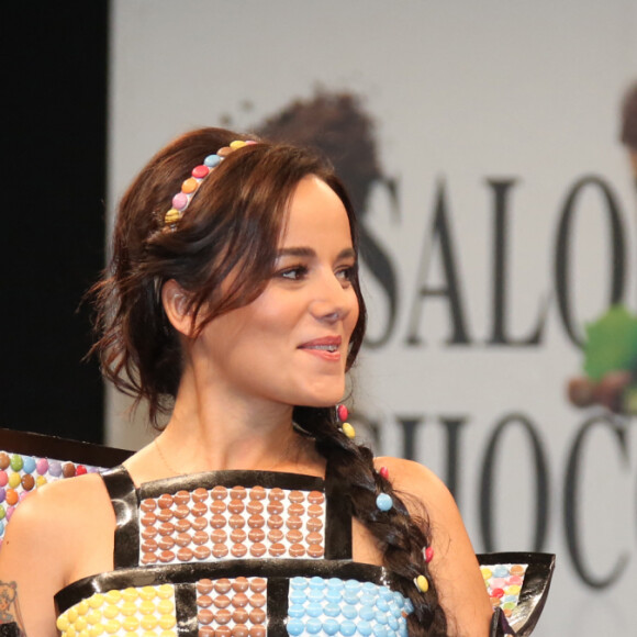 Alizée et son compagnon Grégoire Lyonnet - Défilé du 21ème salon du chocolat à la porte de Versailles à Paris le 27 octobre 2015. © Denis Guignebourg / Bestimage