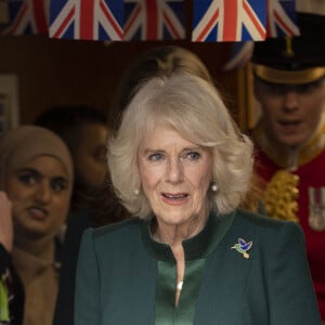 Camilla Parker Bowles, reine consort d'Angleterre, offre des peluches à la nurserie Bow à Londres, Royaume Uni, le 24 novembre 2022. La reine consort a personnellement livré des ours Paddington et d'autres peluches, laissés en hommage à la reine Elizabeth II aux résidences royales, aux enfants soutenus par l'organisme de bienfaisance. 