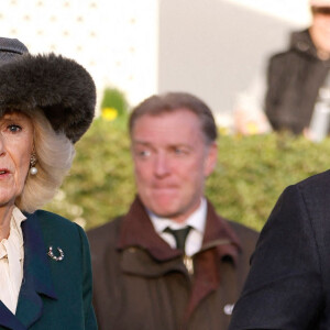 Camilla Parker Bowles, reine consort d'Angleterre, arrive au week-end de course de novembre d'Ascot à l'hippodrome d'Ascot, dans le Berkshire, le 19 novembre 2022. 