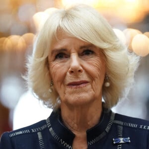 Camilla Parker Bowles, reine consort d'Angleterre, lors d'une réception pour les gagnants du concours d'essais du Commonwealth de la reine, au palais de Buckingham à Londres, le 17 novembre 2022. Outre les lauréates, G.Halliwell (Horner) était présente. 