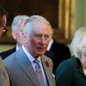 Le roi Charles III d'Angleterre et Camilla Parker Bowles, reine consort d'Angleterre, assistent à une cérémonie à Mansion House pour conférer le statut de ville à Doncaster, le 9 novembre 2022. 