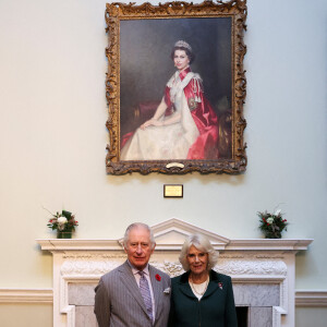 Le roi Charles III d'Angleterre et Camilla Parker Bowles, reine consort d'Angleterre, assistent à une cérémonie à Mansion House pour conférer le statut de ville à Doncaster, le 9 novembre 2022. 