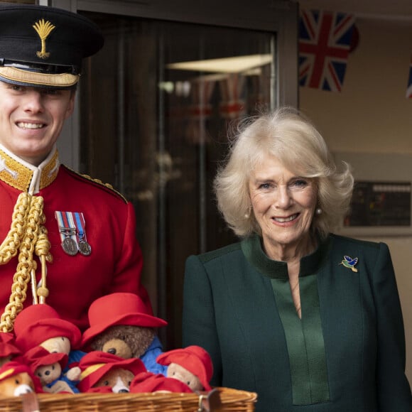 Camilla Parker Bowles, reine consort d'Angleterre, offre des peluches à la nurserie Bow à Londres, Royaume Uni, le 24 novembre 2022. La reine consort a personnellement livré des ours Paddington et d'autres peluches, laissés en hommage à la reine Elizabeth II aux résidences royales, aux enfants soutenus par l'organisme de bienfaisance. 