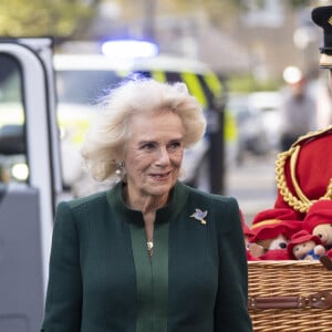 Camilla Parker Bowles, reine consort d'Angleterre, offre des peluches à la nurserie Bow à Londres, Royaume Uni, le 24 novembre 2022. La reine consort a personnellement livré des ours Paddington et d'autres peluches, laissés en hommage à la reine Elizabeth II aux résidences royales, aux enfants soutenus par l'organisme de bienfaisance. 