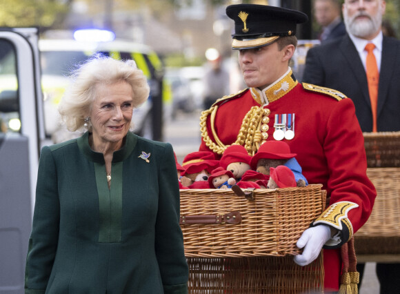 Camilla Parker Bowles, reine consort d'Angleterre, offre des peluches à la nurserie Bow à Londres, Royaume Uni, le 24 novembre 2022. La reine consort a personnellement livré des ours Paddington et d'autres peluches, laissés en hommage à la reine Elizabeth II aux résidences royales, aux enfants soutenus par l'organisme de bienfaisance. 