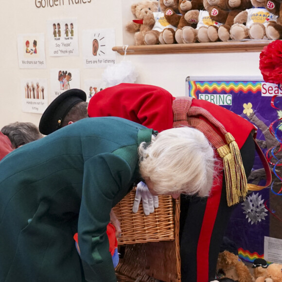 Camilla Parker Bowles, reine consort d'Angleterre, offre des peluches à la nurserie Bow à Londres, le 24 novembre 2022. La reine consort a personnellement livré des ours Paddington et d'autres peluches, laissés en hommage à la reine Elizabeth II aux résidences royales, aux enfants soutenus par l'organisme de bienfaisance. 