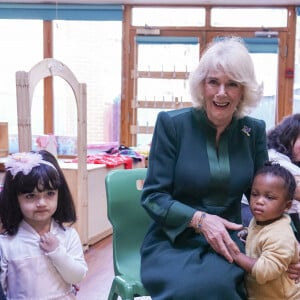 Camilla Parker Bowles, reine consort d'Angleterre, offre des peluches à la nurserie Bow à Londres, le 24 novembre 2022. La reine consort a personnellement livré des ours Paddington et d'autres peluches, laissés en hommage à la reine Elizabeth II aux résidences royales, aux enfants soutenus par l'organisme de bienfaisance. 