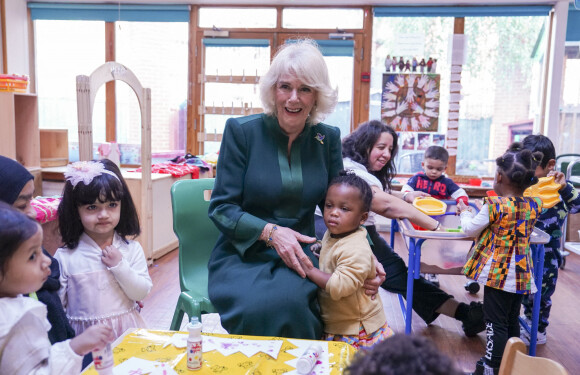 Camilla Parker Bowles, reine consort d'Angleterre, offre des peluches à la nurserie Bow à Londres, le 24 novembre 2022. La reine consort a personnellement livré des ours Paddington et d'autres peluches, laissés en hommage à la reine Elizabeth II aux résidences royales, aux enfants soutenus par l'organisme de bienfaisance. 