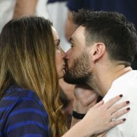 France-Danemark : Hugo Lloris embrassé par sa femme Marine, l'épouse d'un autre Bleu enceinte