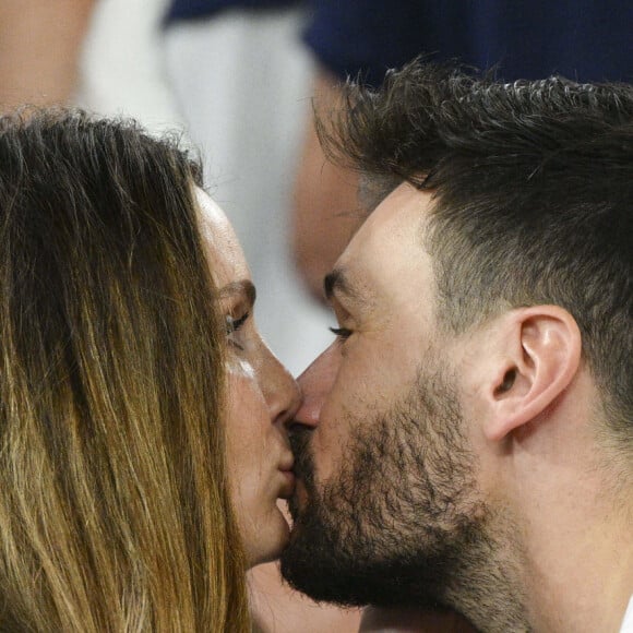 bisou entre LLORIS Hugo (FRA) et sa femme Marine Lloris en tribunes lors du match du groupe D opposant la France au Danemark lors de coupe de Monde au stade 974 à Doha au Qatar, le 26 novembre 2022. © Jean-Baptiste Autissier/Panoramic/Bestimage 