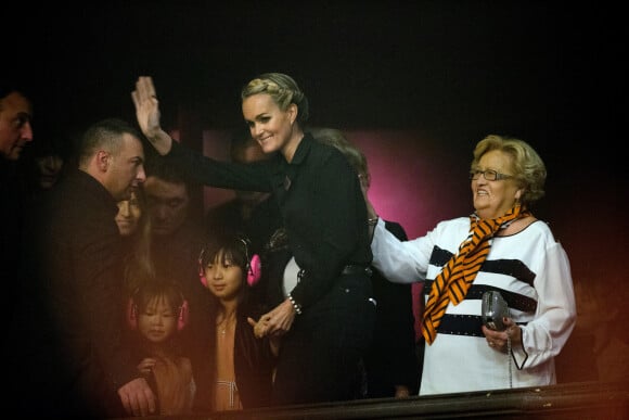 Exclusif - Laeticia Hallyday, sa grand-mere Elyette, et ses filles Jade et Joy - Aftershow apres le concert caritatif de Johnny Hallyday pour l'association de sa femme "La Bonne Etoile", qui vient en aide aux enfants du Vietnam, au Trianon a Paris, le 15 decembre 2013.