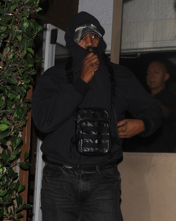 Kanye West à la sortie du restaurant "Giorgio Baldi" à Los Angeles, le 27 novembre 2022.