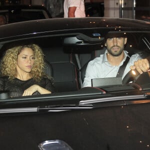 Shakira enceinte et Gerard Piqué fêtent l'anniversaire du père de Shakira, William Mebarak Chadid, 81 ans, dans un restaurant de Barcelone le 9 septembre 2014 